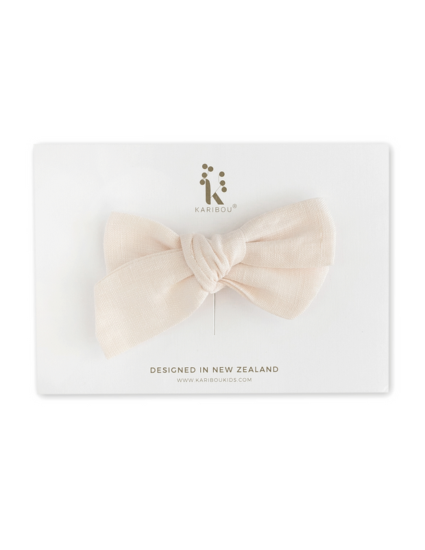 Karibou Skylah Pinwheel Linen Bow - Cookie Dough - Hair Clip