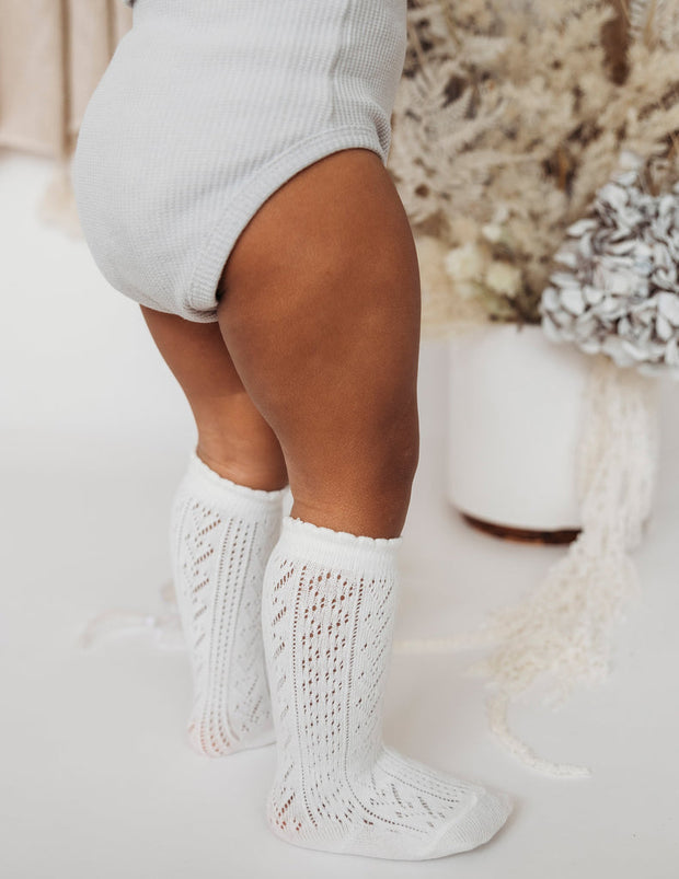 Karibou Sweet Love Pattern Mesh Knee-High Socks White