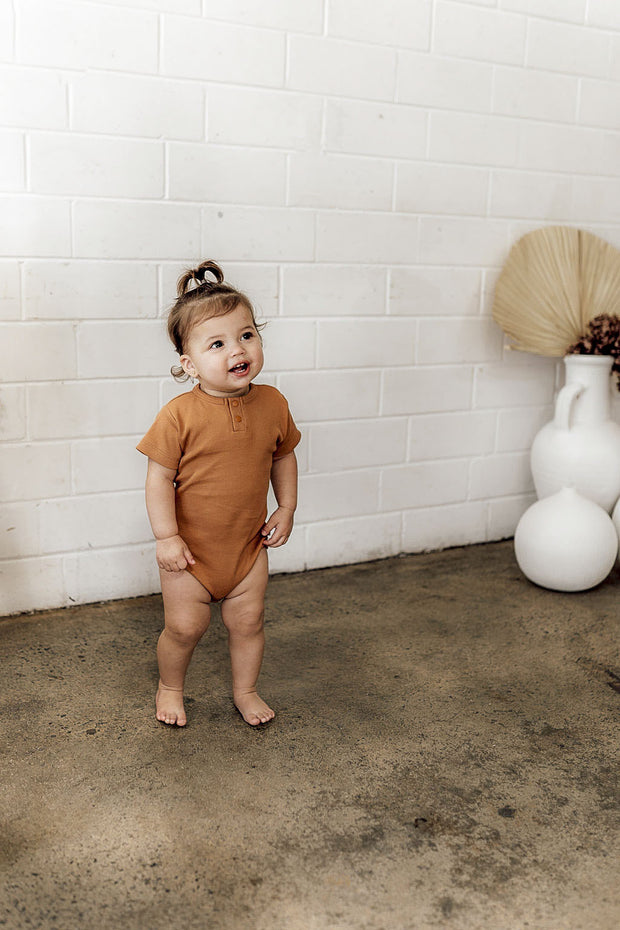 Snuggle Hunny Kids Short Sleeve Bodysuit Chestnut