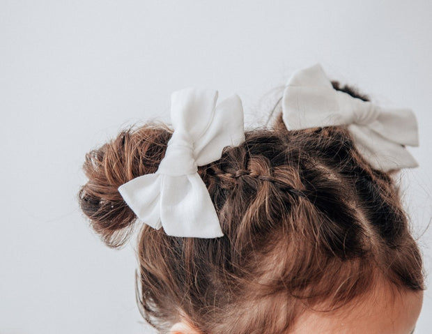 Karibou Skylah Pinwheel Linen Bow - Whipped Cream